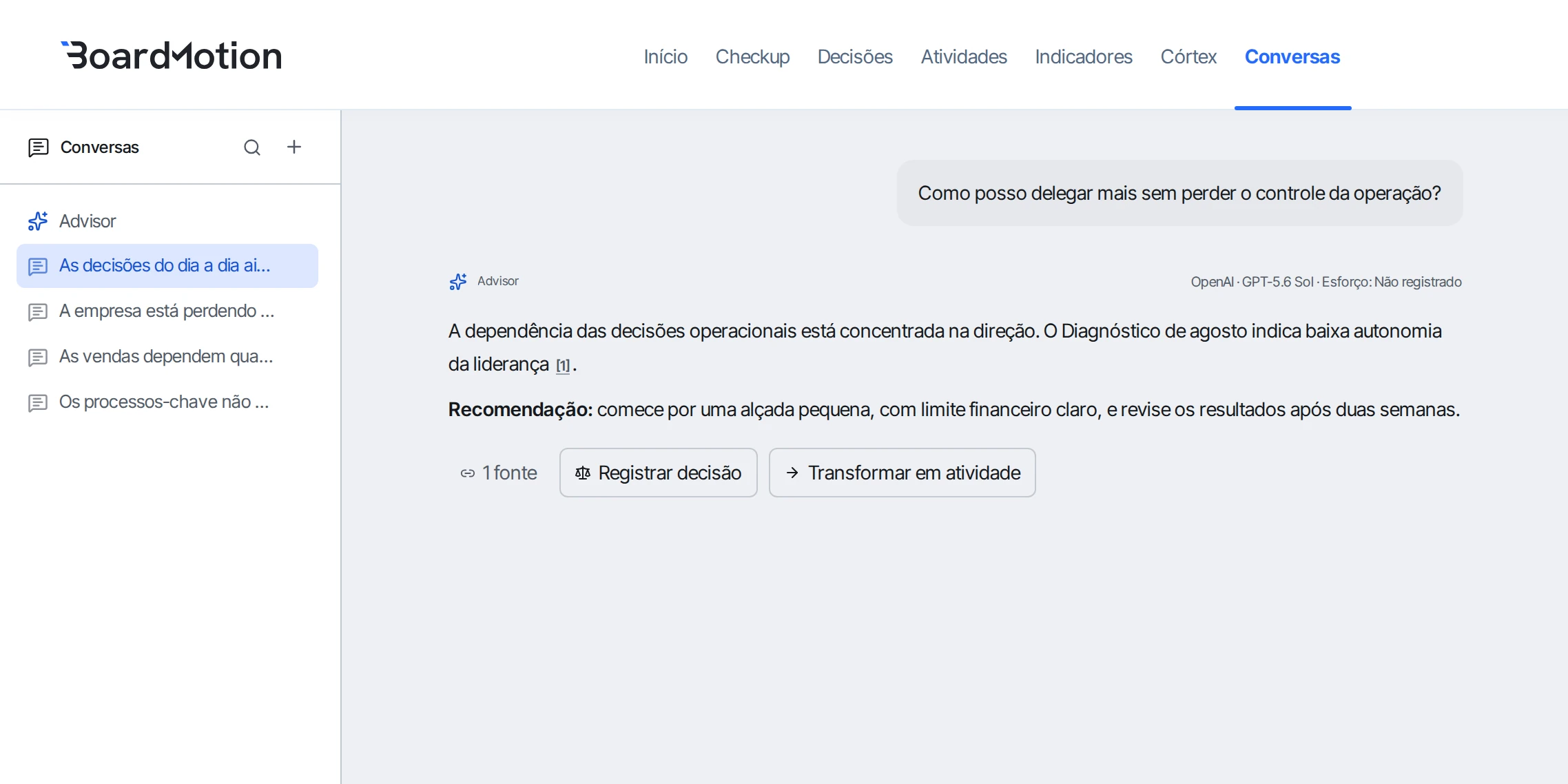 Conversa no BM: o Advisor recomenda começar com uma alçada pequena, limite financeiro e revisão em duas semanas, com uma fonte identificada.